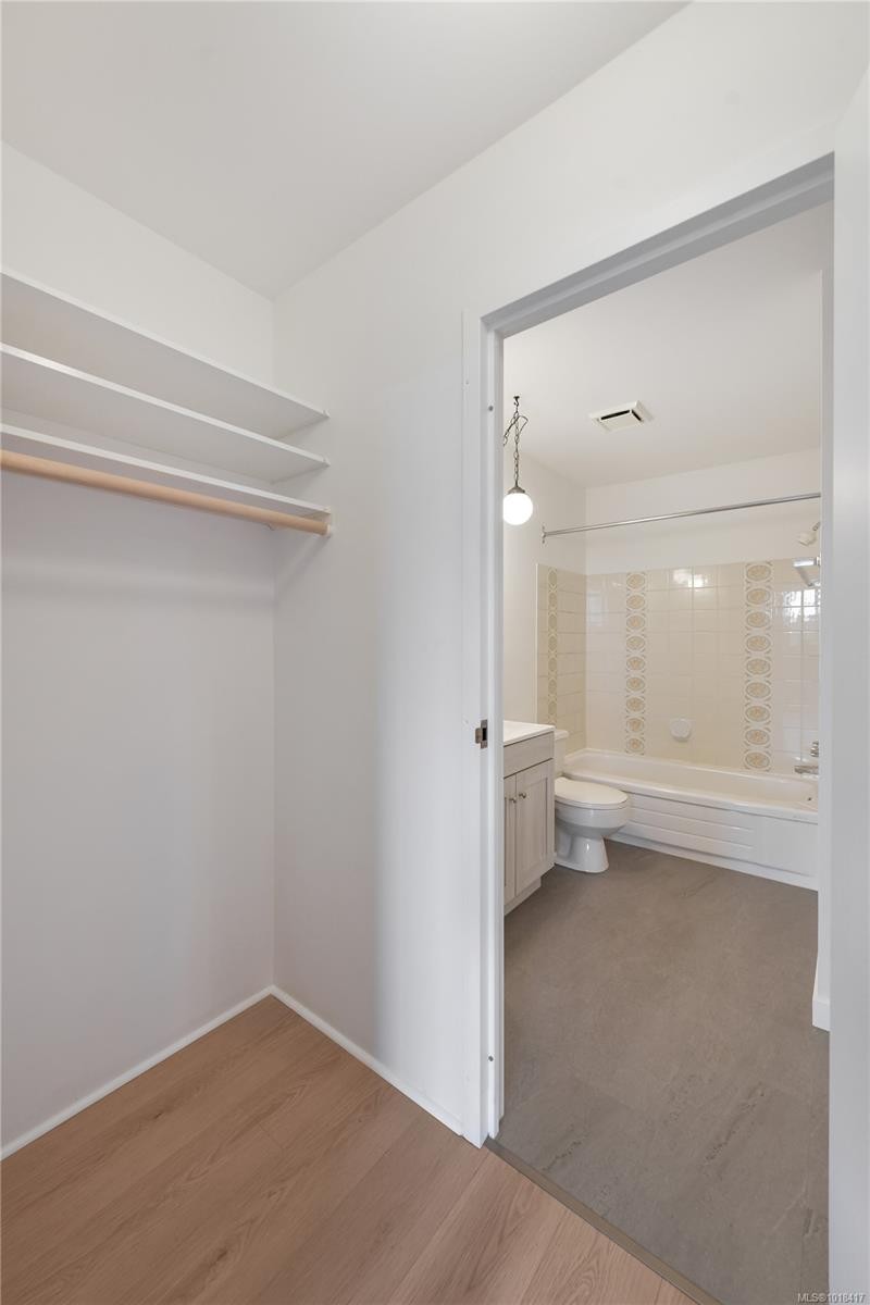 611-1745 Leighton Rd, Victoria, BC - Indoor