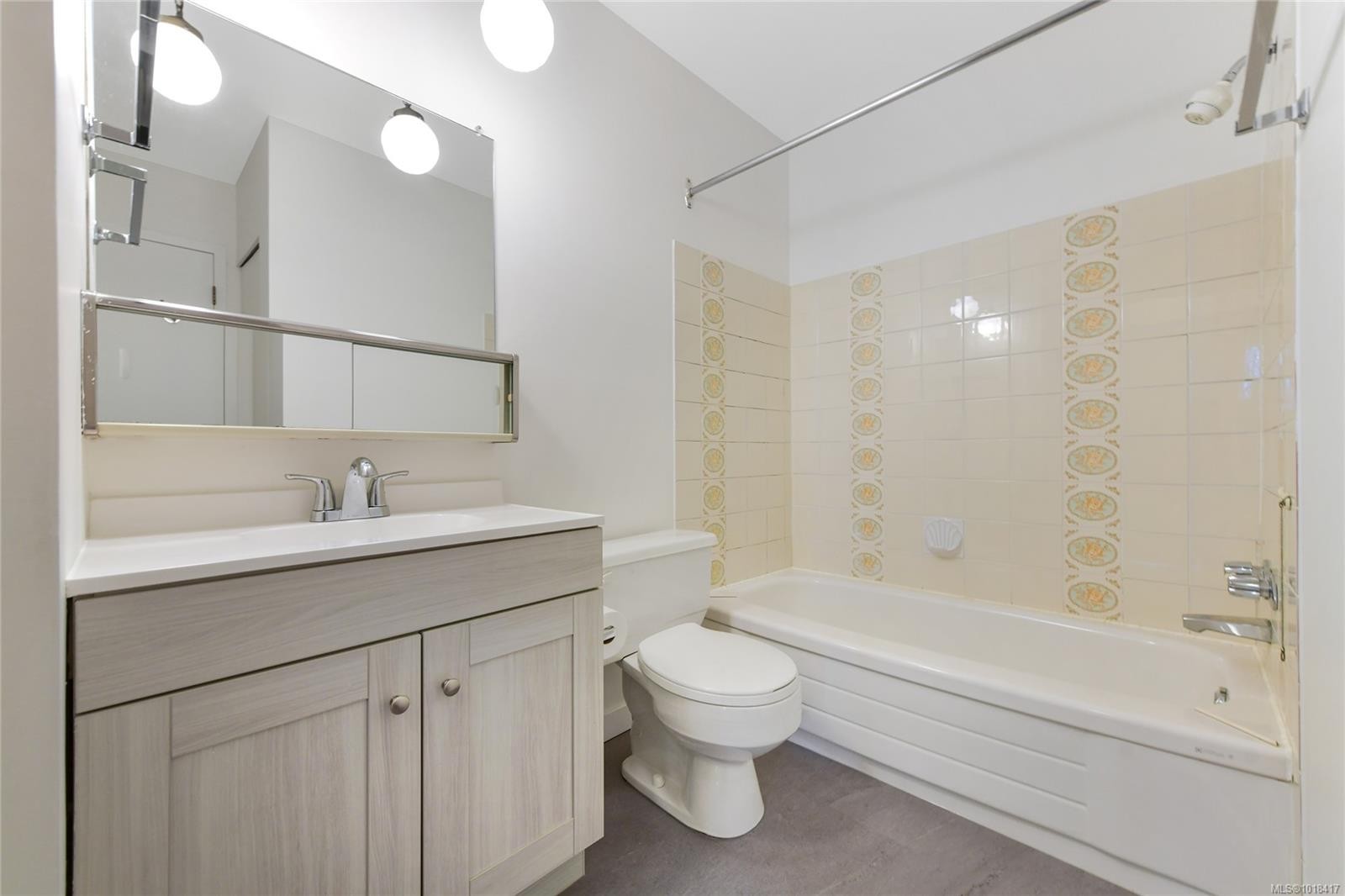 611-1745 Leighton Rd, Victoria, BC - Indoor Photo Showing Bathroom