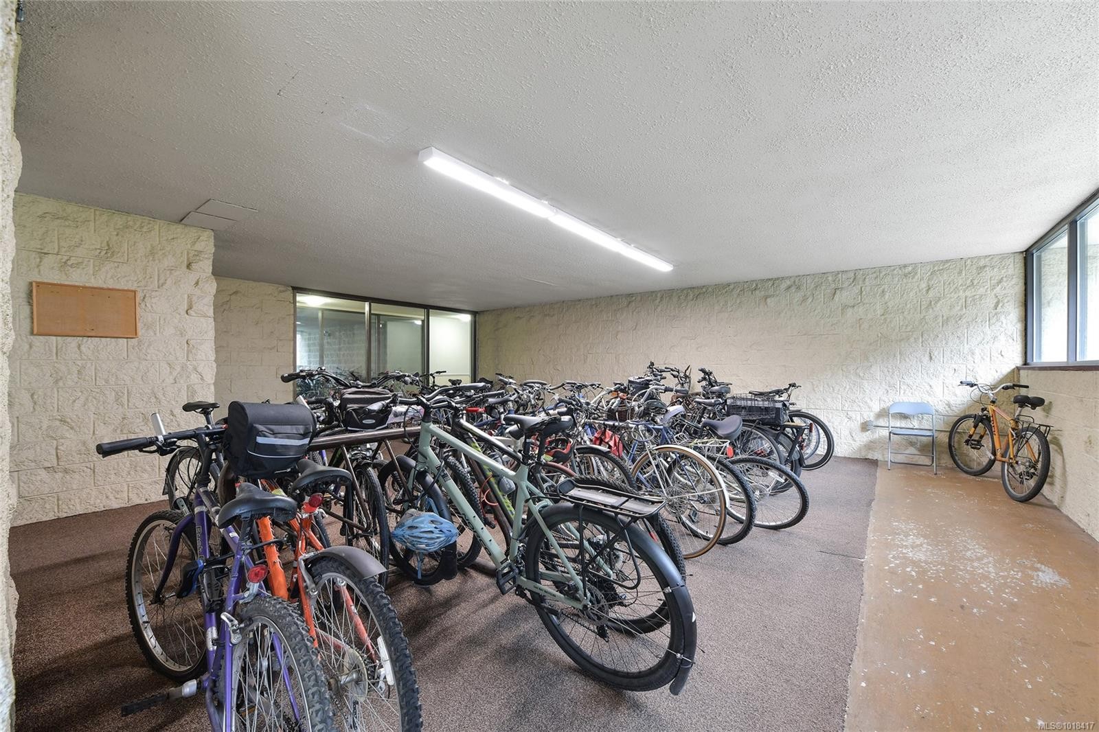 611-1745 Leighton Rd, Victoria, BC - Indoor