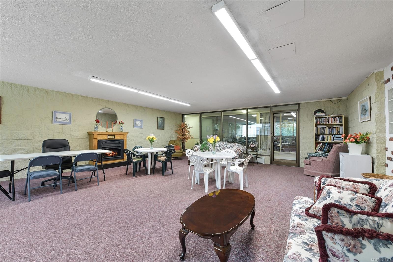 611-1745 Leighton Rd, Victoria, BC - Indoor