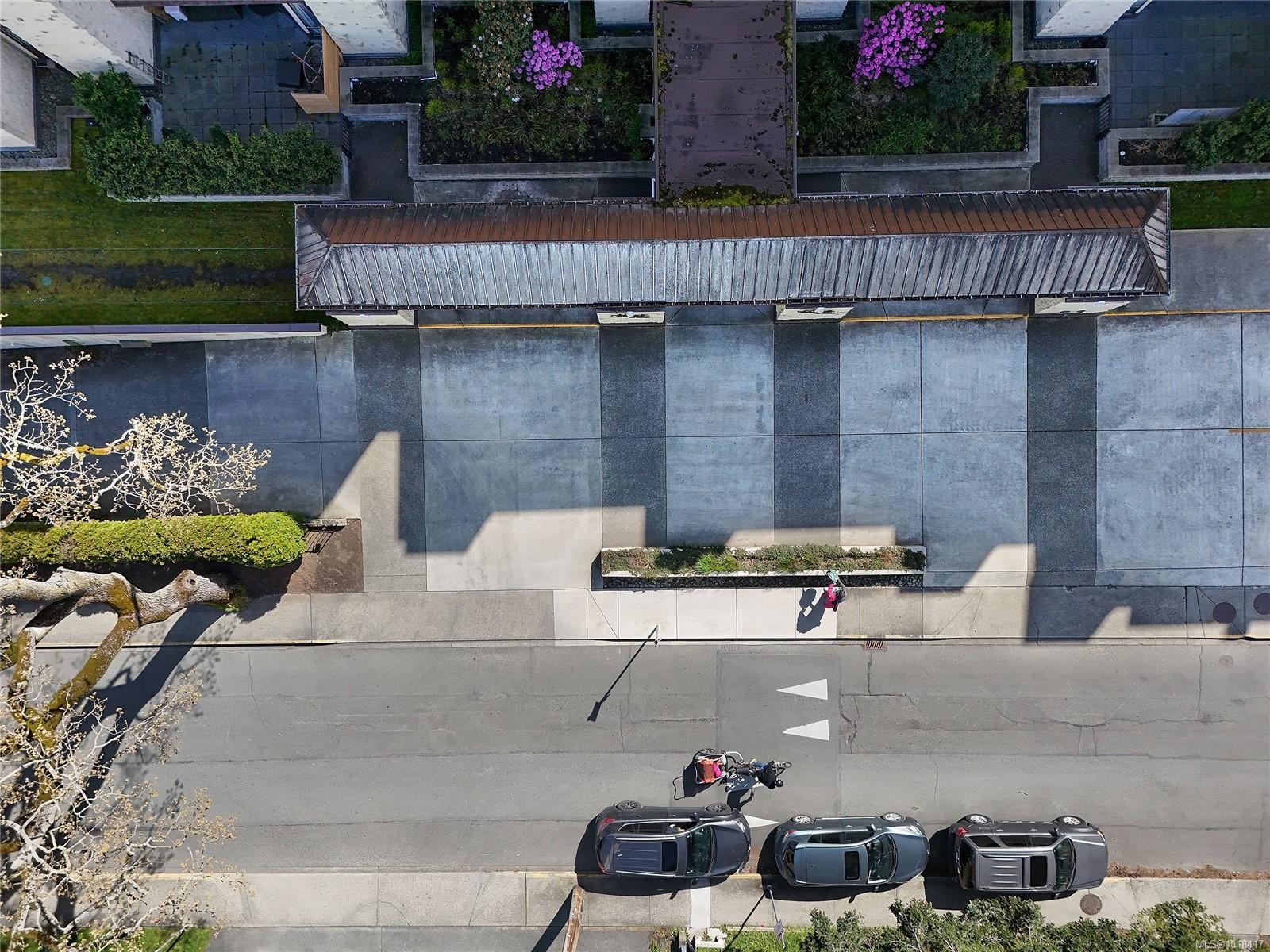 611-1745 Leighton Rd, Victoria, BC - Outdoor