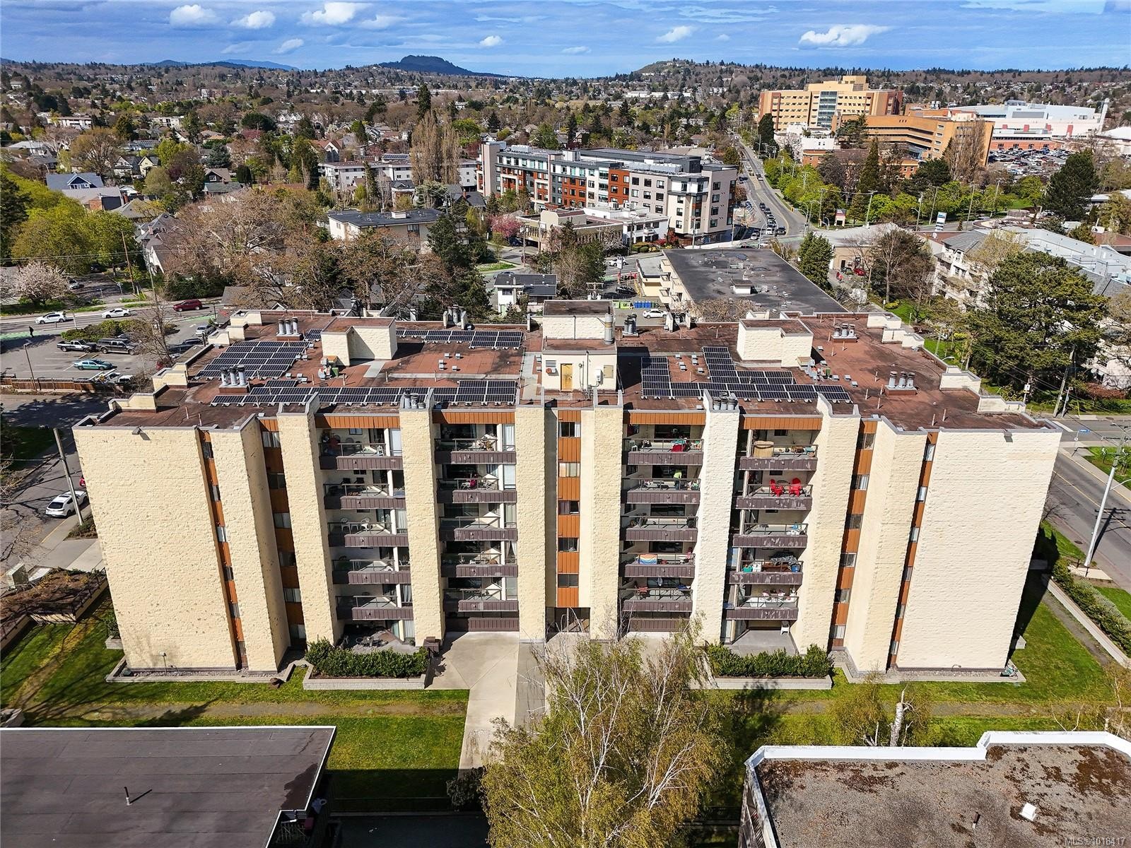 611-1745 Leighton Rd, Victoria, BC - Outdoor With View