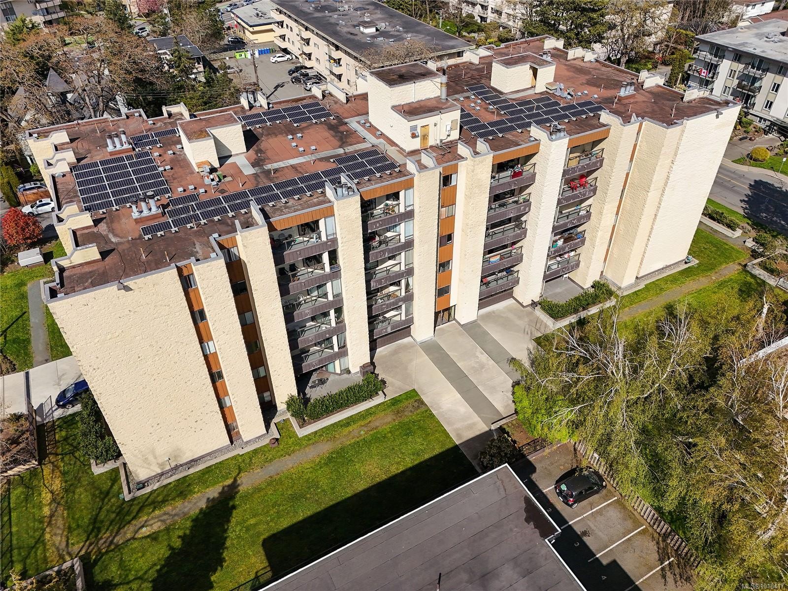 611-1745 Leighton Rd, Victoria, BC - Outdoor