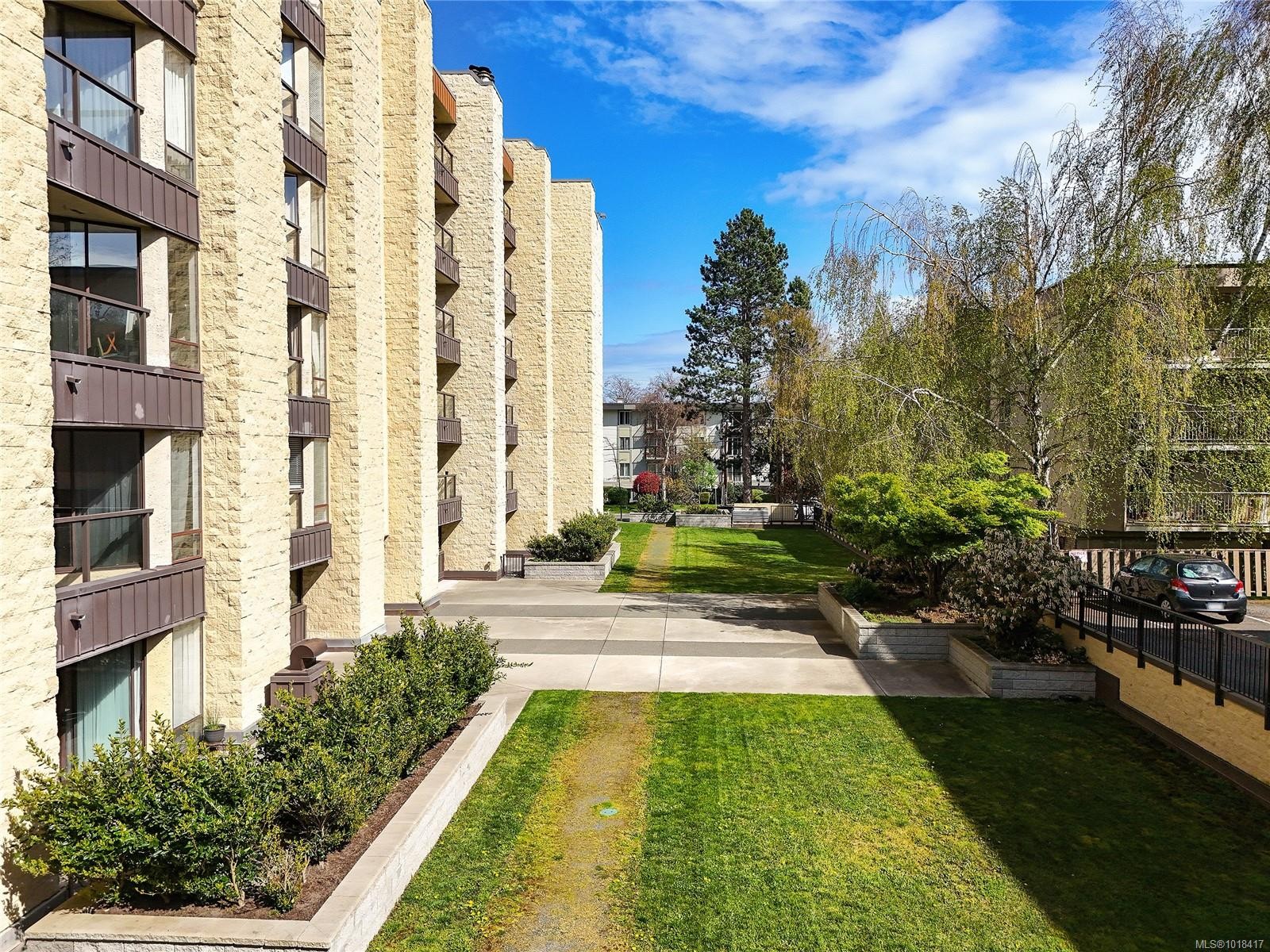 611-1745 Leighton Rd, Victoria, BC - Outdoor