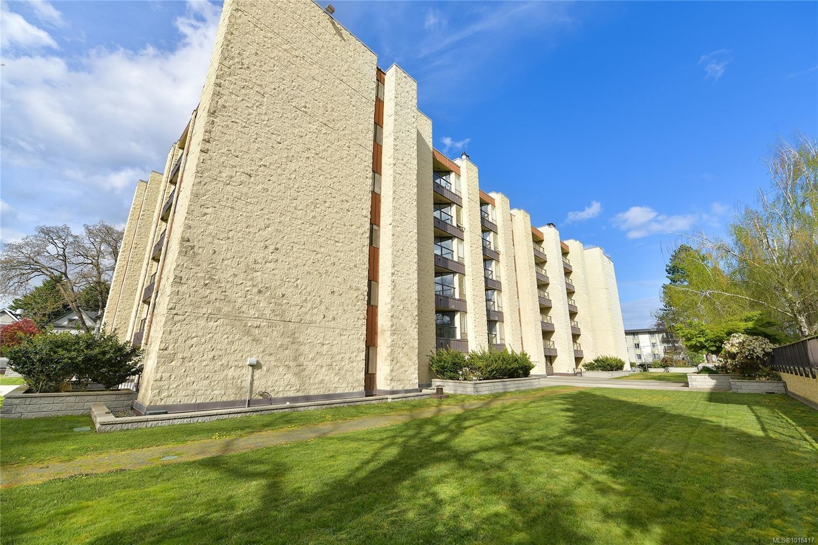 611-1745 Leighton Rd, Victoria, BC - Outdoor With Facade