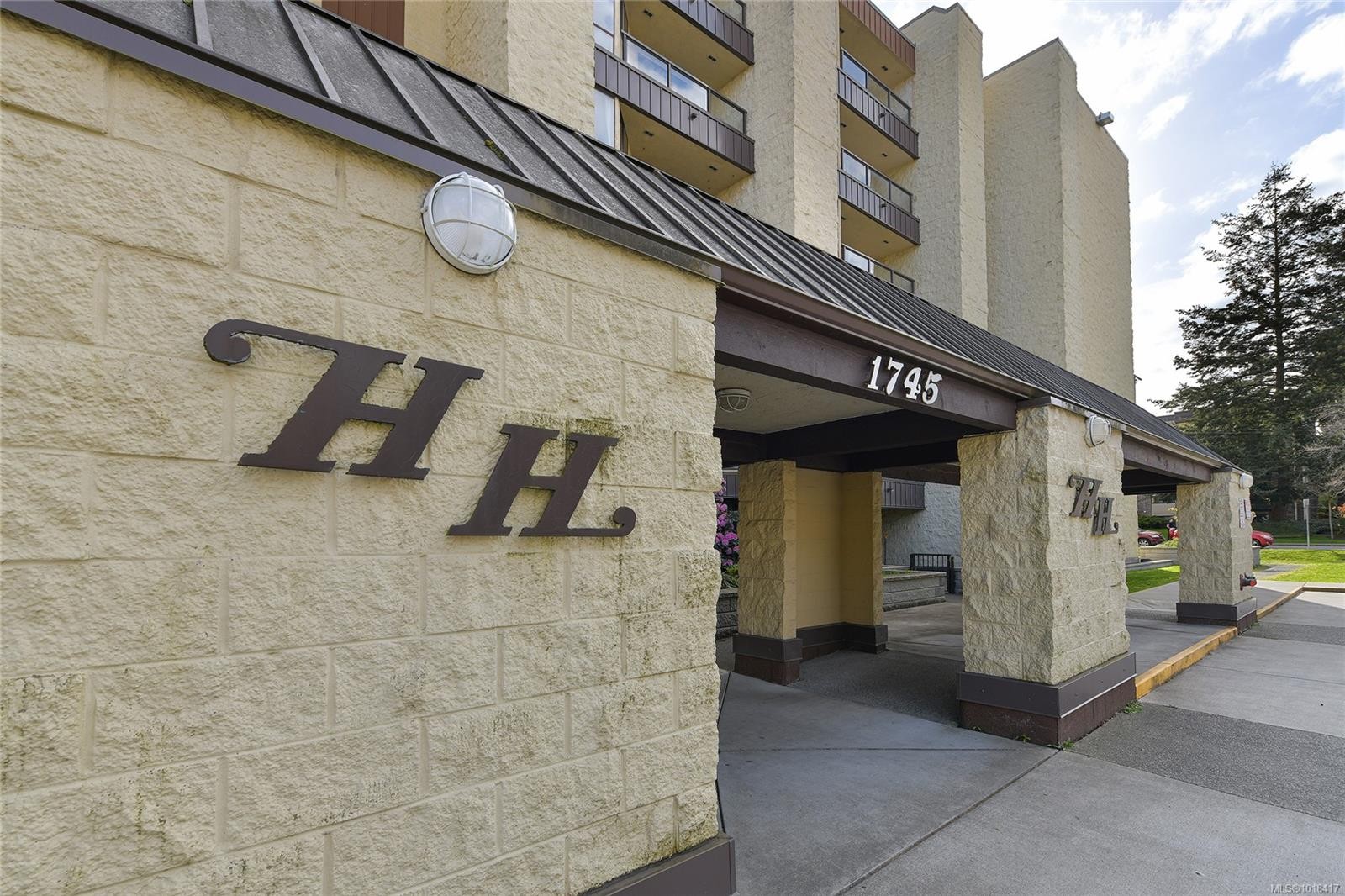 611-1745 Leighton Rd, Victoria, BC - Outdoor