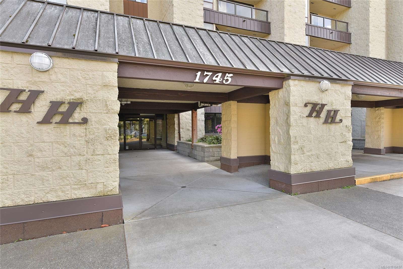 611-1745 Leighton Rd, Victoria, BC - Outdoor With Exterior