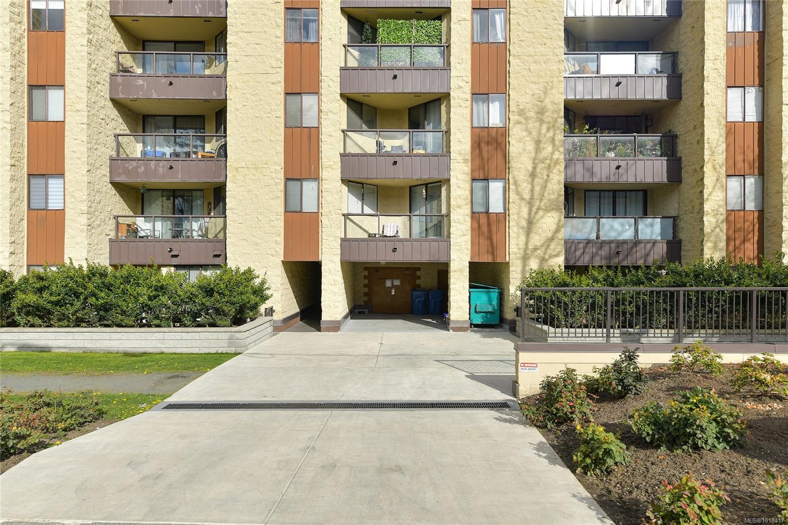 611-1745 Leighton Rd, Victoria, BC - Outdoor