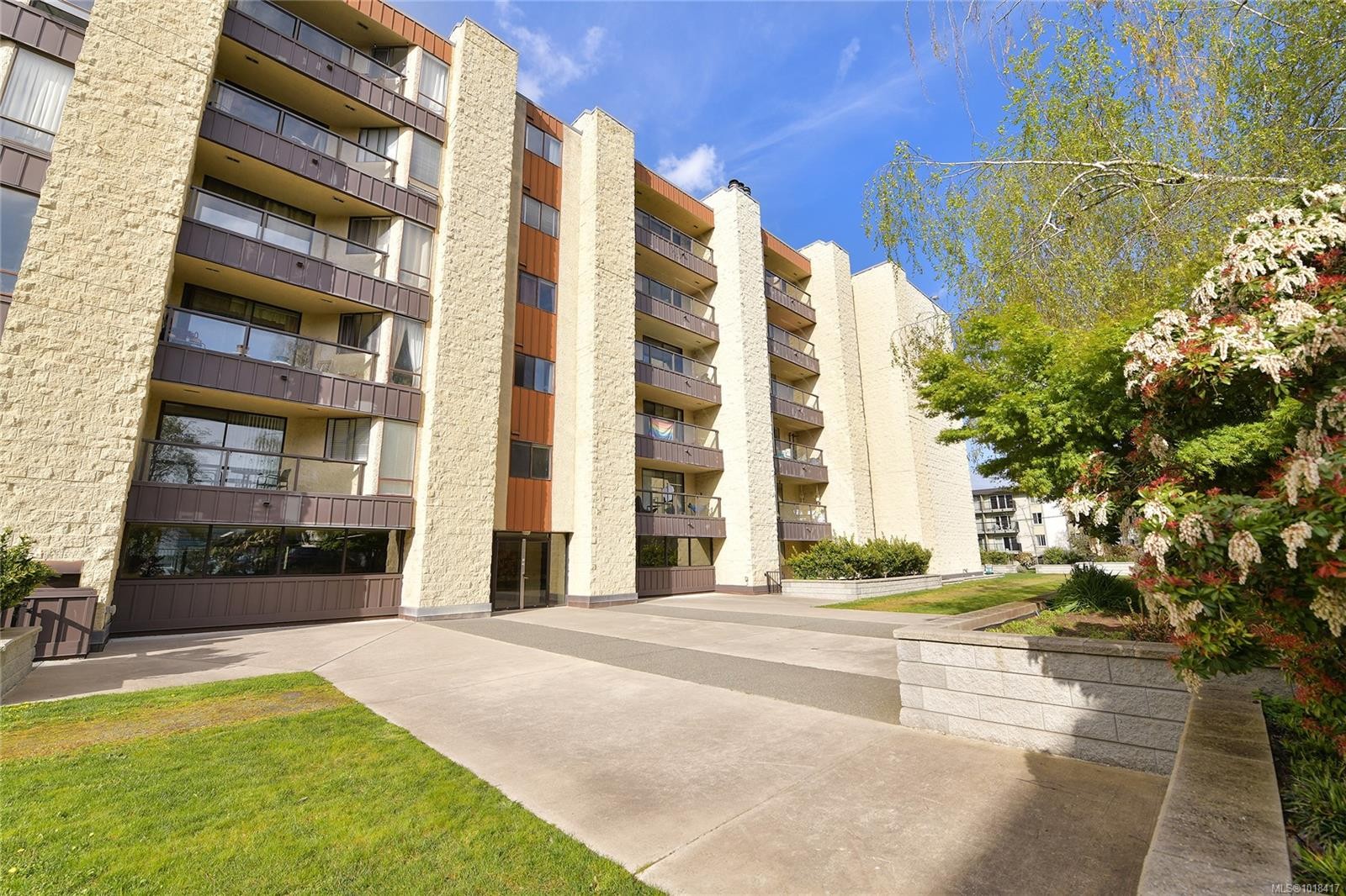 611-1745 Leighton Rd, Victoria, BC - Outdoor