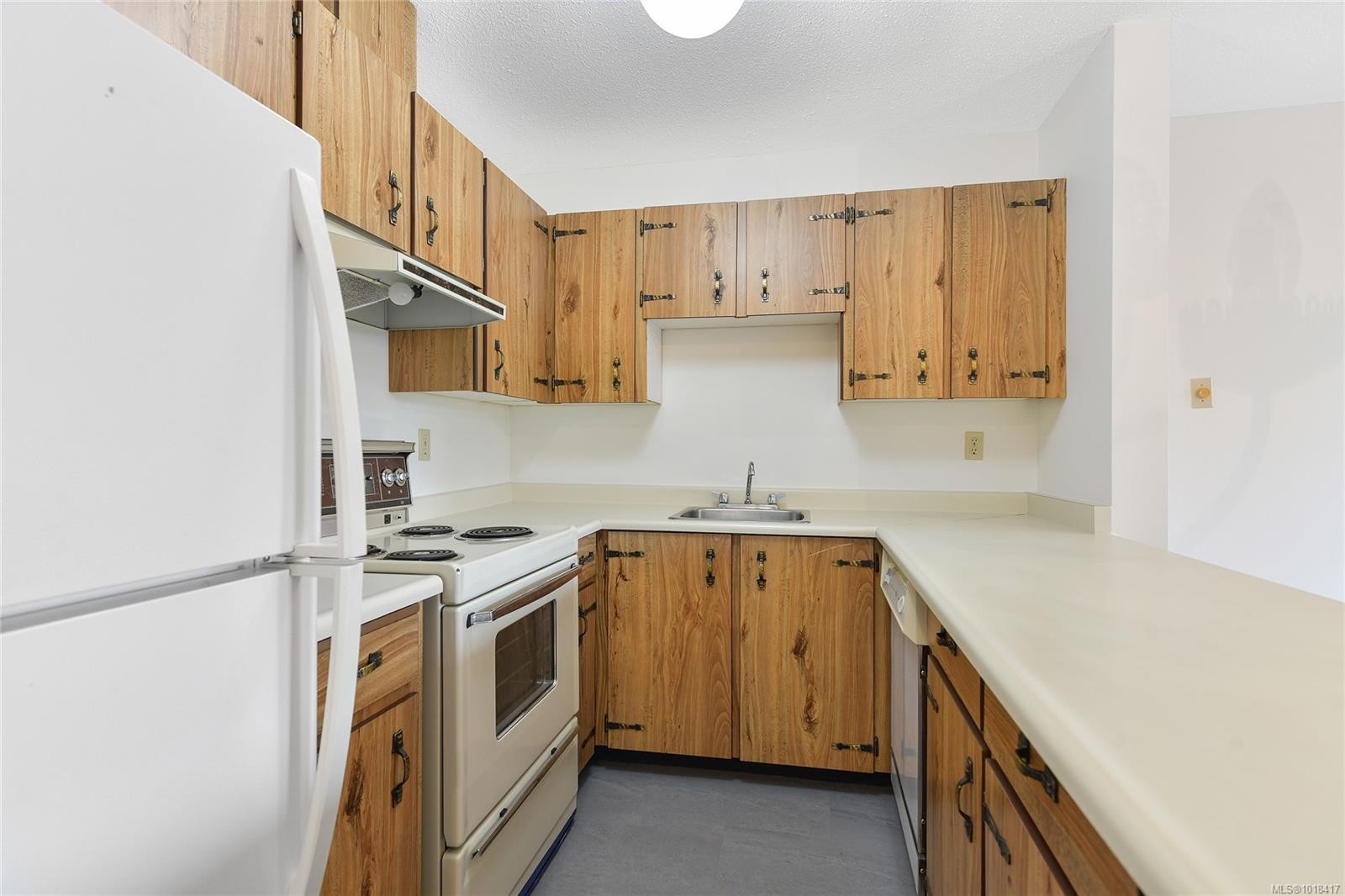611-1745 Leighton Rd, Victoria, BC - Indoor Photo Showing Kitchen