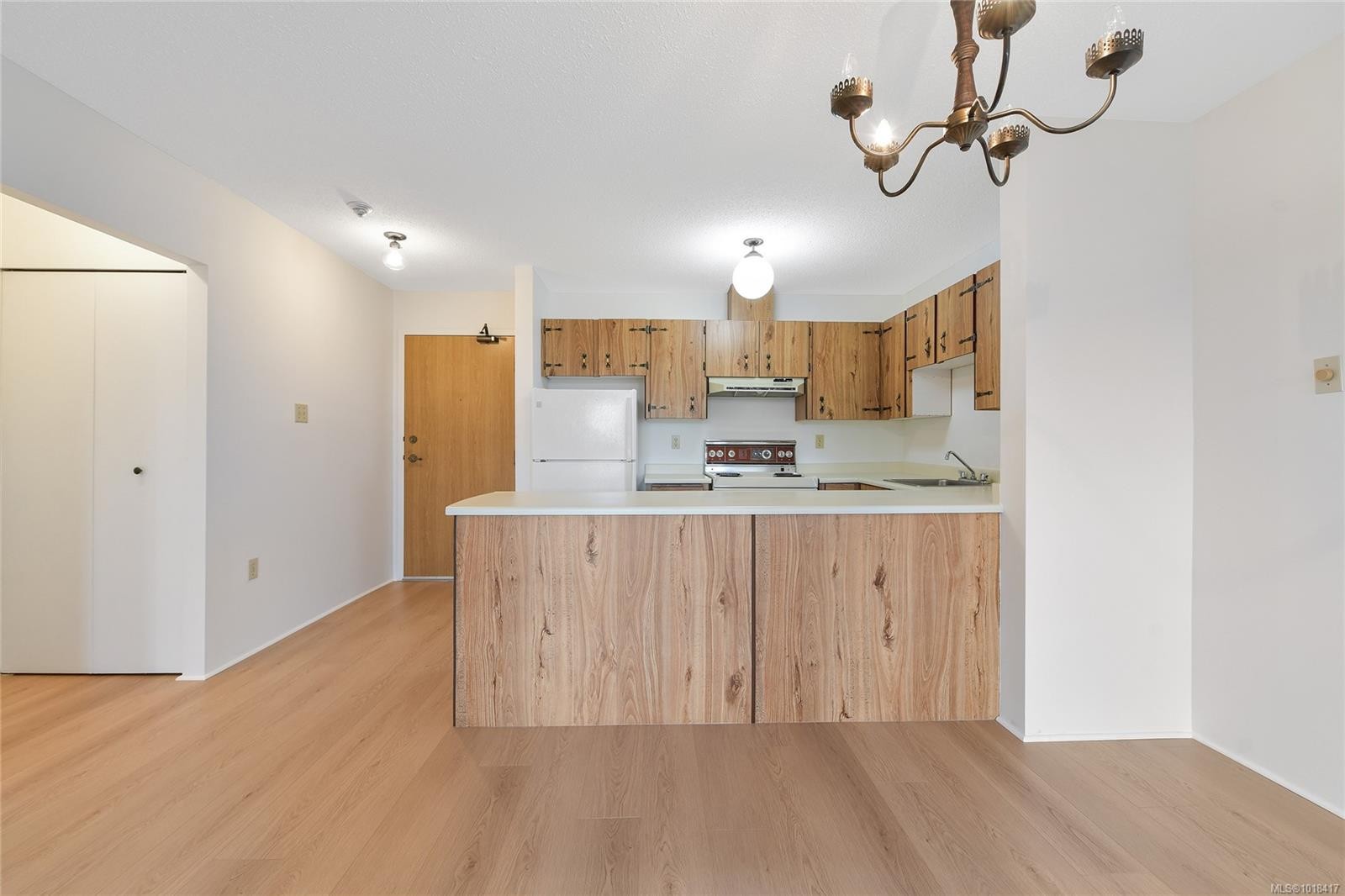 611-1745 Leighton Rd, Victoria, BC - Indoor Photo Showing Kitchen