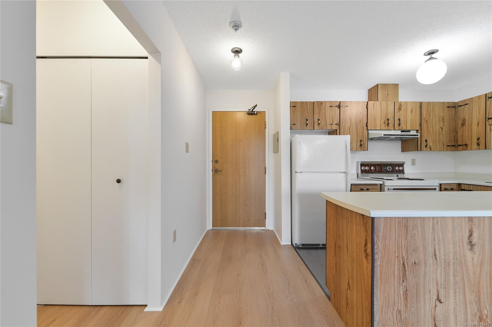 611-1745 Leighton Rd, Victoria, BC - Indoor Photo Showing Kitchen