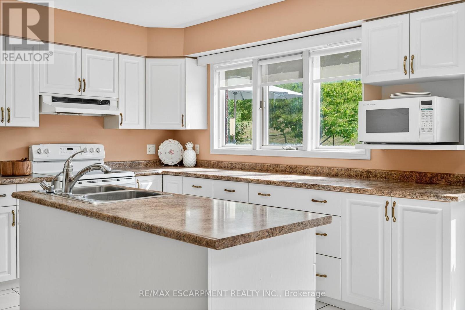 22 Weneil Drive, Hamilton, ON - Indoor Photo Showing Kitchen With Double Sink