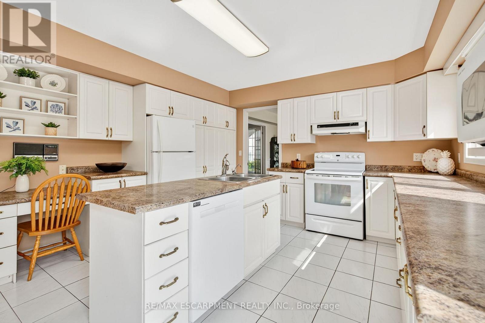 22 Weneil Drive, Hamilton, ON - Indoor Photo Showing Kitchen With Double Sink