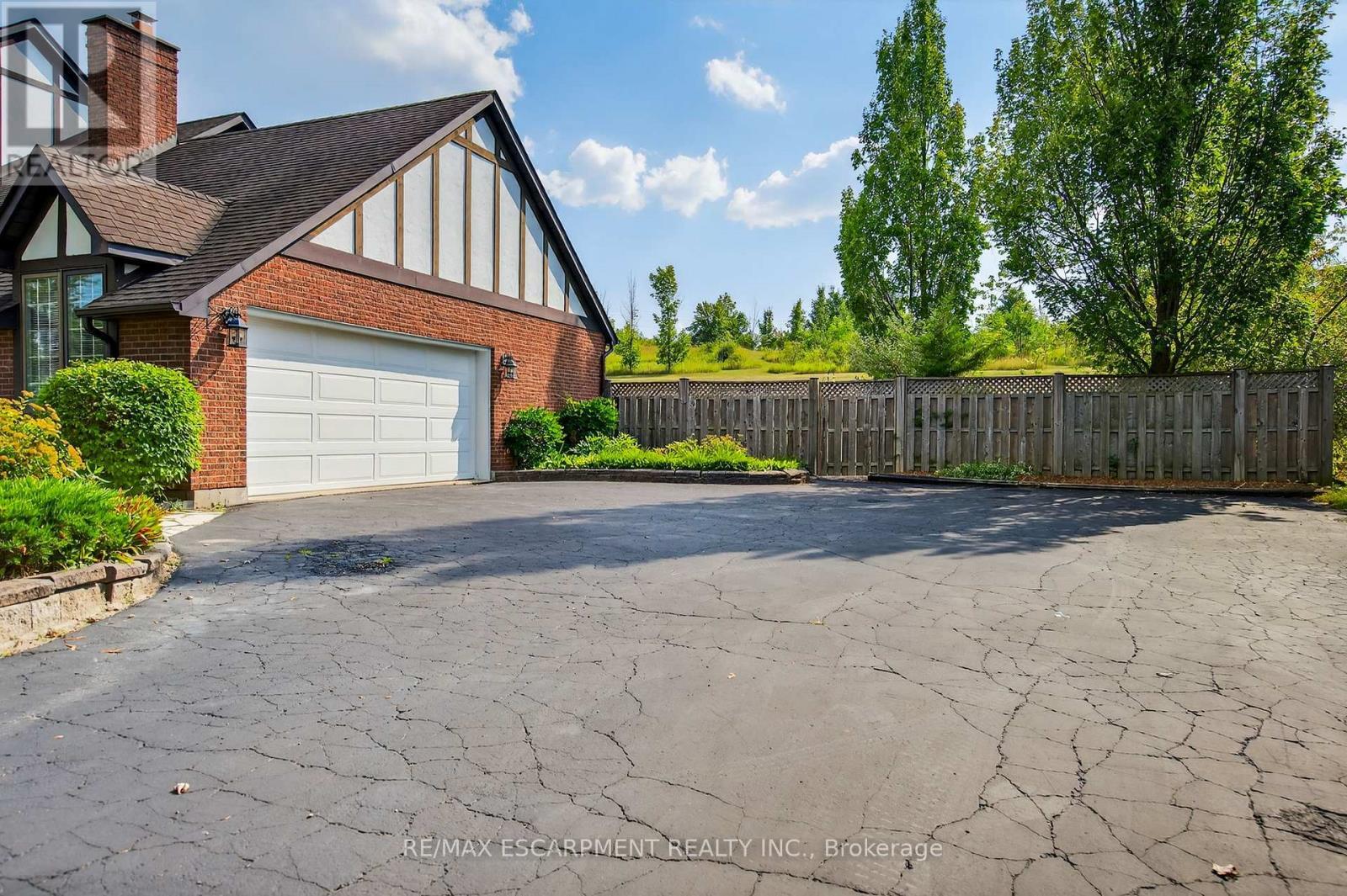 22 Weneil Drive, Hamilton, ON - Outdoor