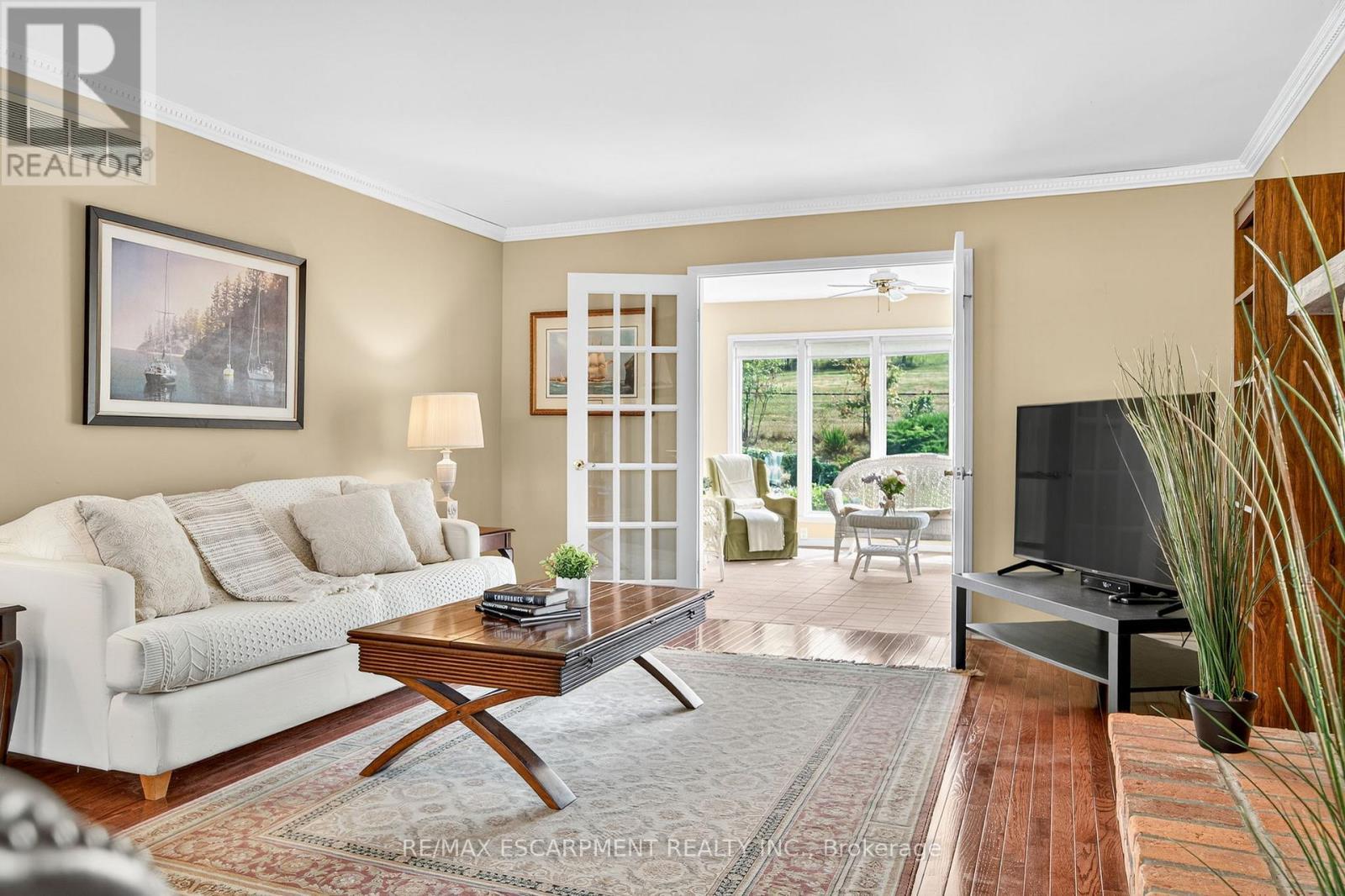 22 Weneil Drive, Hamilton, ON - Indoor Photo Showing Living Room