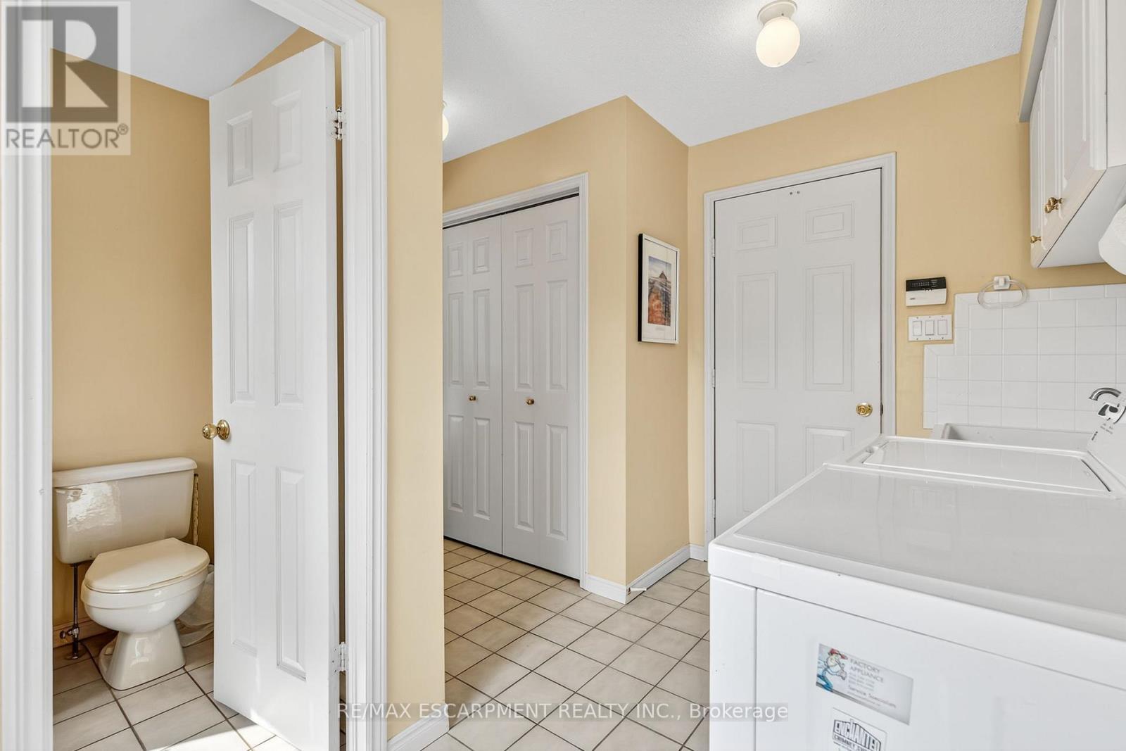 22 Weneil Drive, Hamilton, ON - Indoor Photo Showing Bathroom