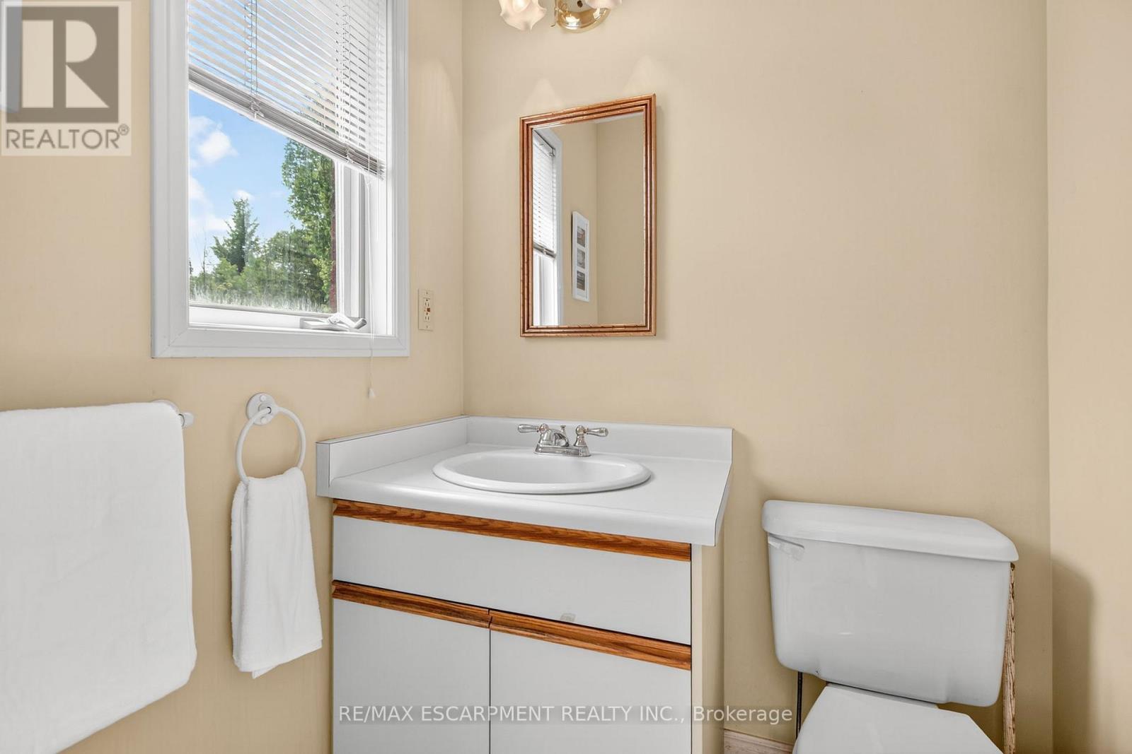 22 Weneil Drive, Hamilton, ON - Indoor Photo Showing Bathroom