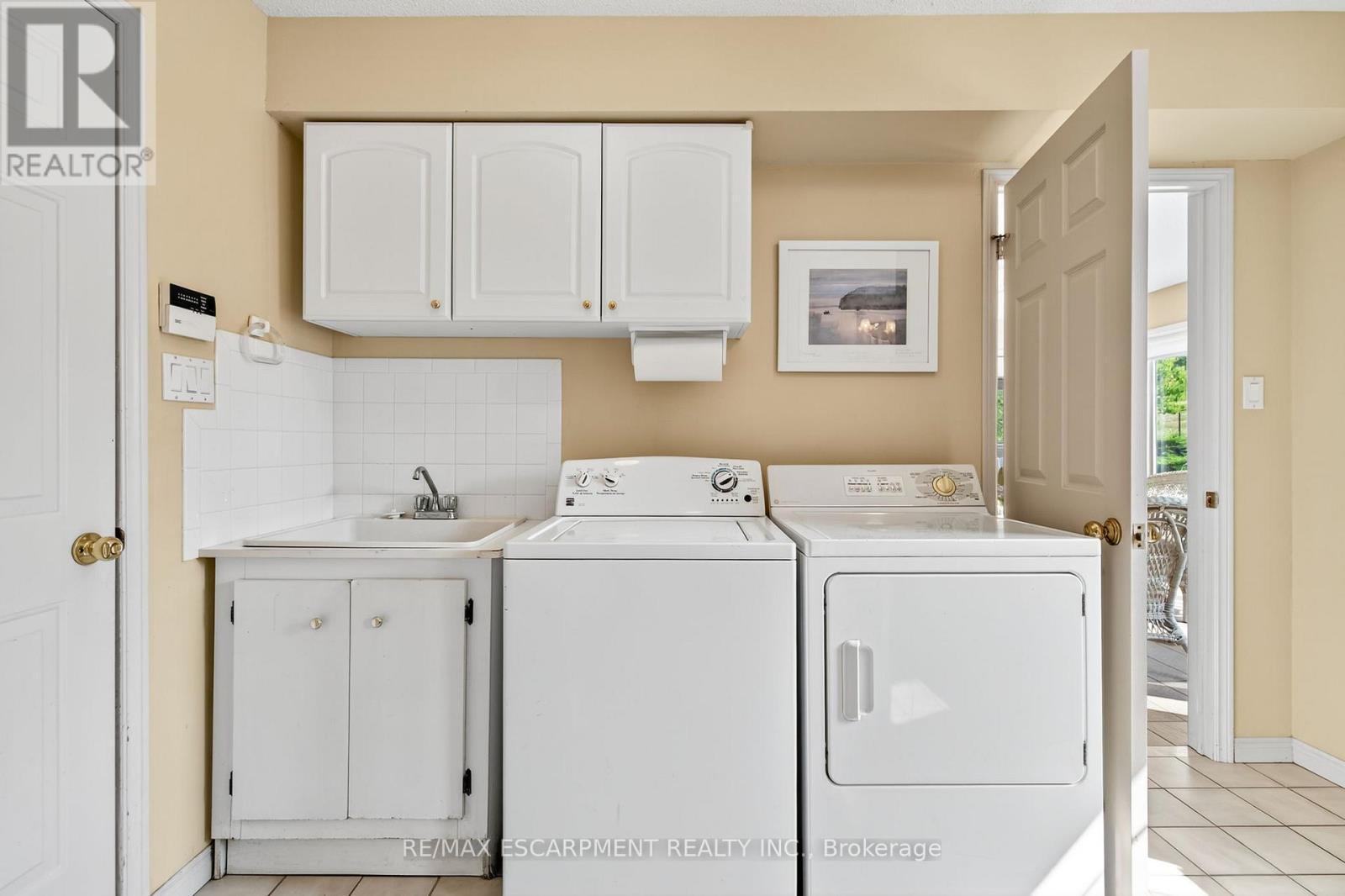22 Weneil Drive, Hamilton, ON - Indoor Photo Showing Laundry Room