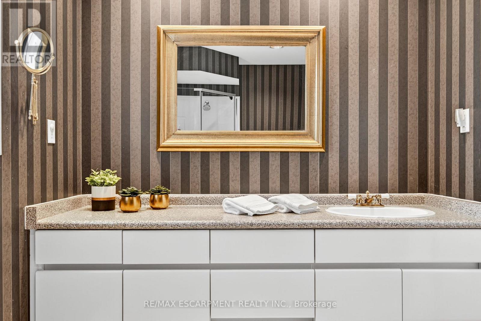 22 Weneil Drive, Hamilton, ON - Indoor Photo Showing Bathroom