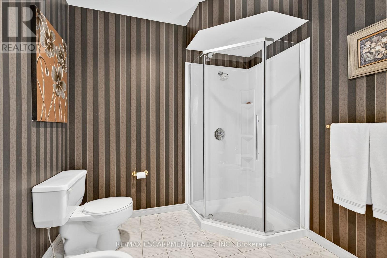 22 Weneil Drive, Hamilton, ON - Indoor Photo Showing Bathroom