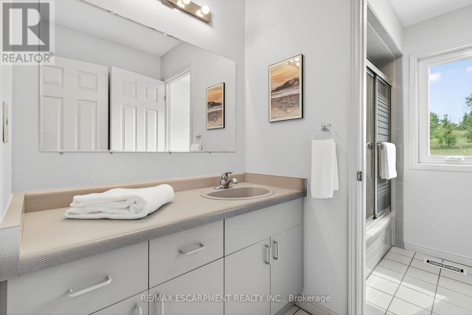 22 Weneil Drive, Hamilton, ON - Indoor Photo Showing Bathroom