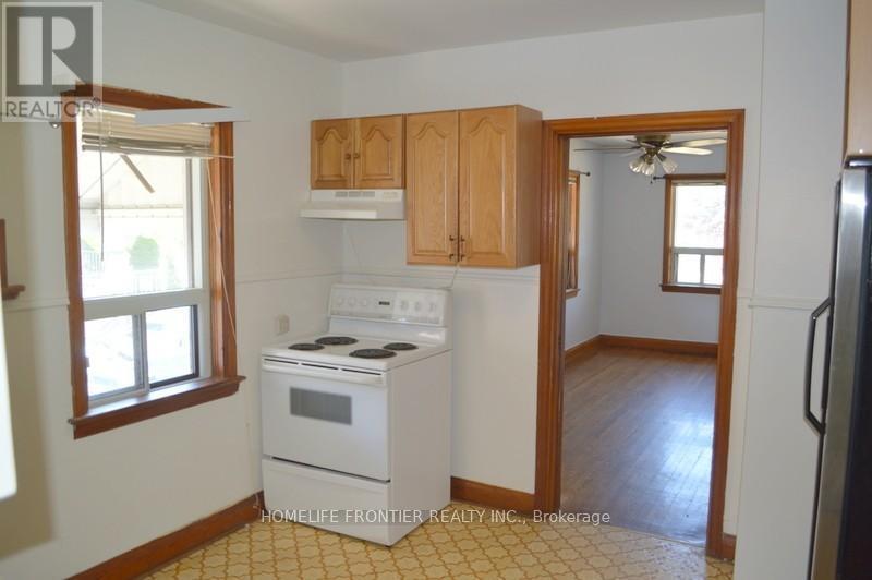 92 King Street W, Mississauga, ON - Indoor Photo Showing Kitchen