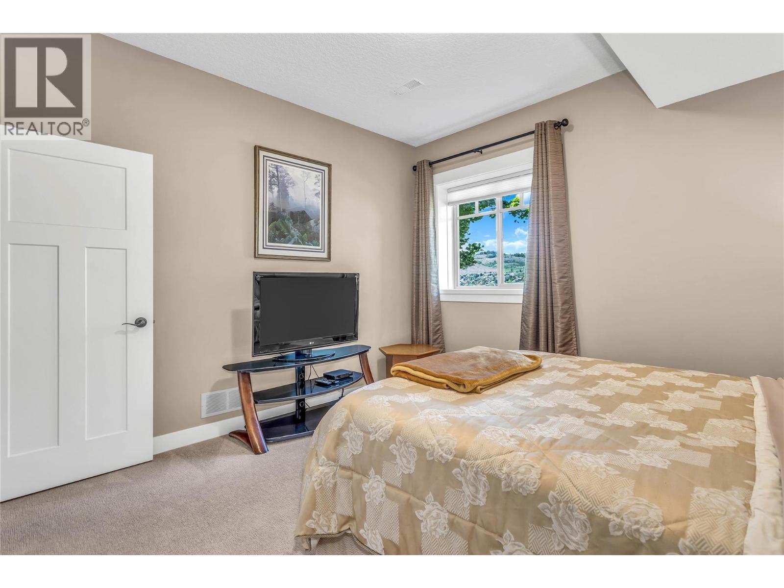 8780 Braeburn Drive, Coldstream, BC - Indoor Photo Showing Bedroom