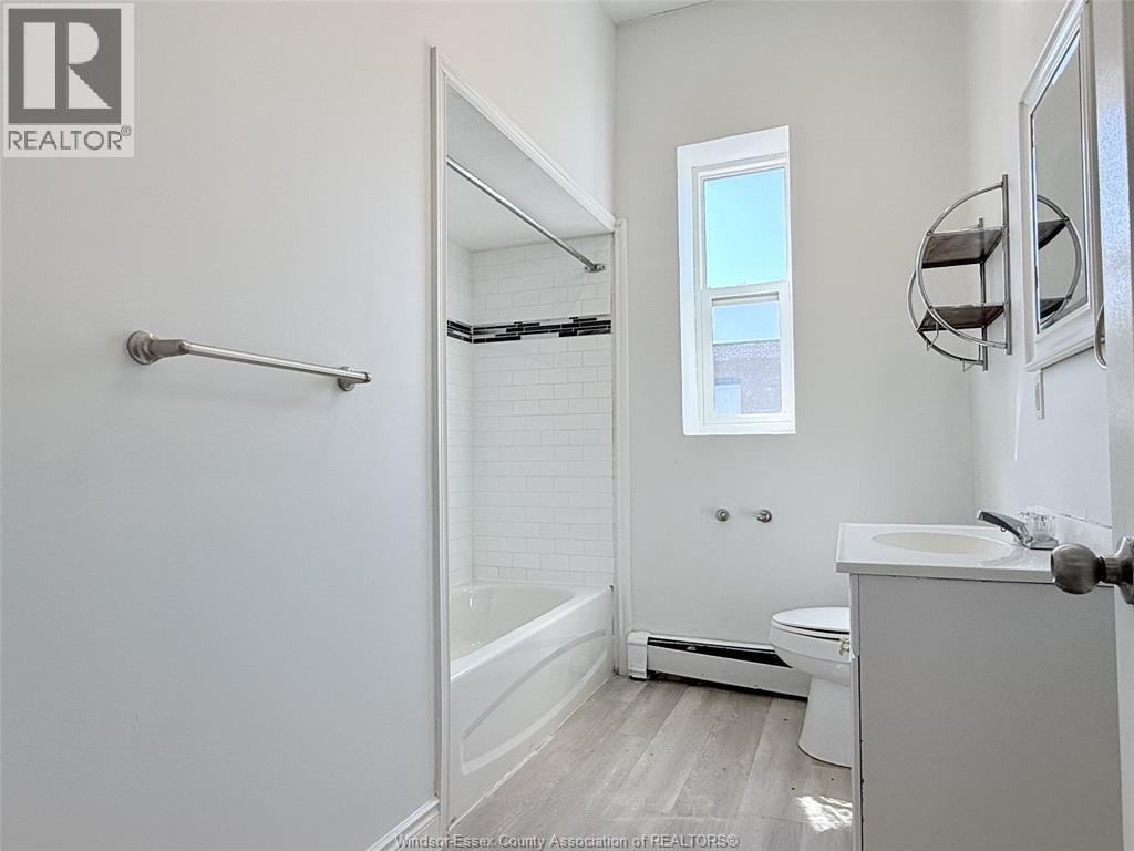 1188 Wyandotte Street East Unit# 4, Windsor, ON - Indoor Photo Showing Bathroom