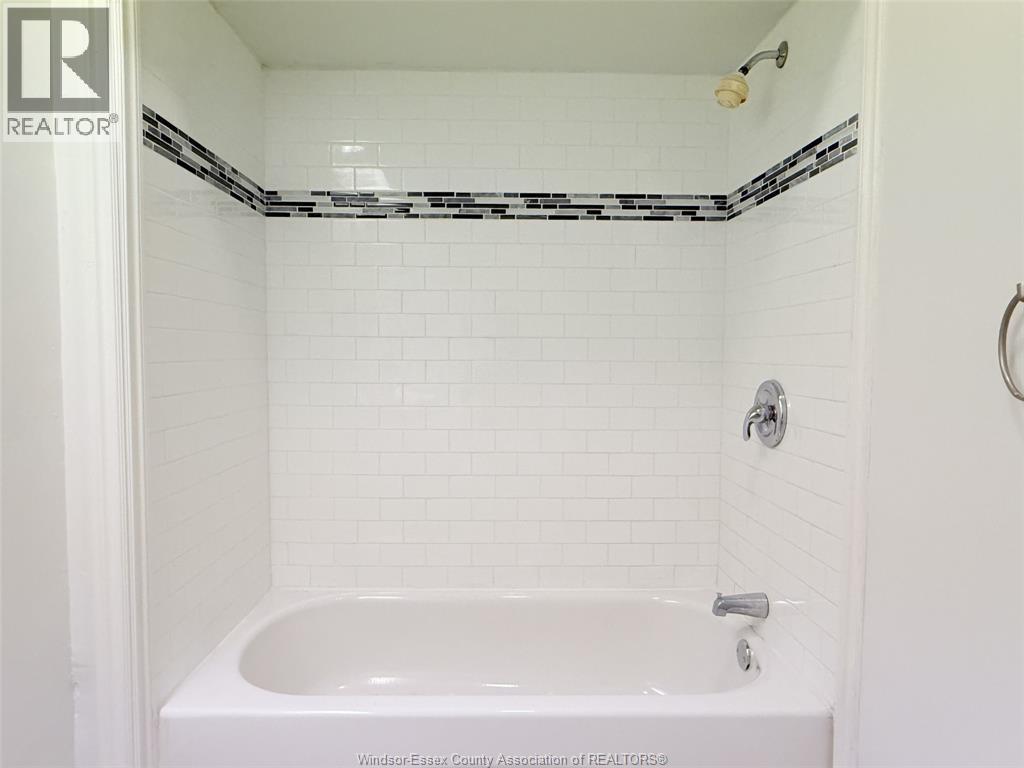 581 Pierre Avenue Unit# 4, Windsor, ON - Indoor Photo Showing Bathroom