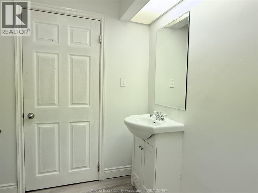 581 Pierre Avenue Unit# 4, Windsor, ON - Indoor Photo Showing Bathroom