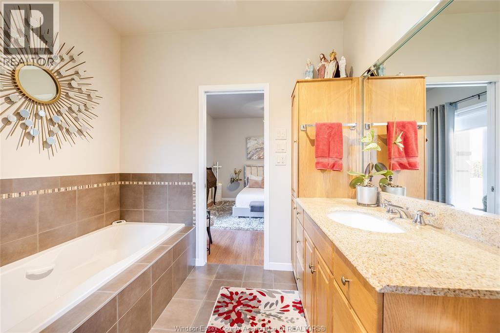 914 Lakeshore Road 101, Maidstone, ON - Indoor Photo Showing Bathroom