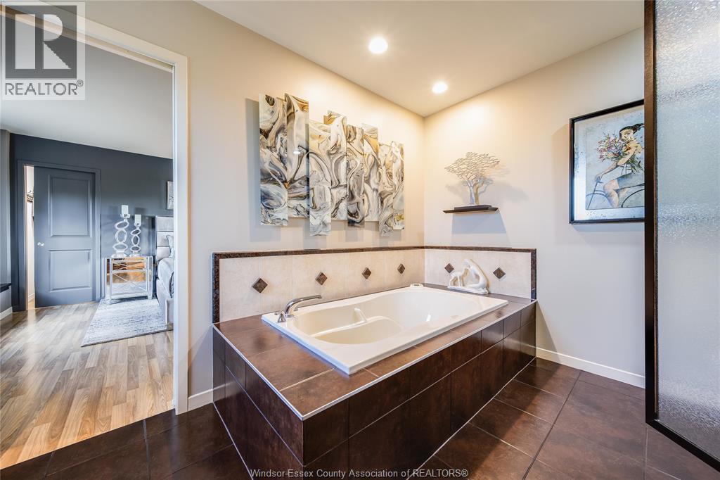 914 Lakeshore Road 101, Maidstone, ON - Indoor Photo Showing Bathroom