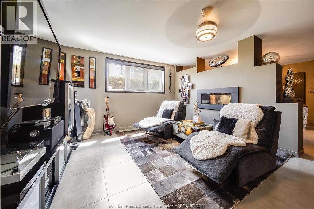 914 Lakeshore Road 101, Maidstone, ON - Indoor With Fireplace