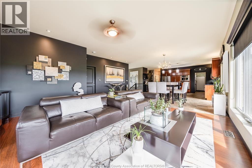 914 Lakeshore Road 101, Maidstone, ON - Indoor Photo Showing Living Room