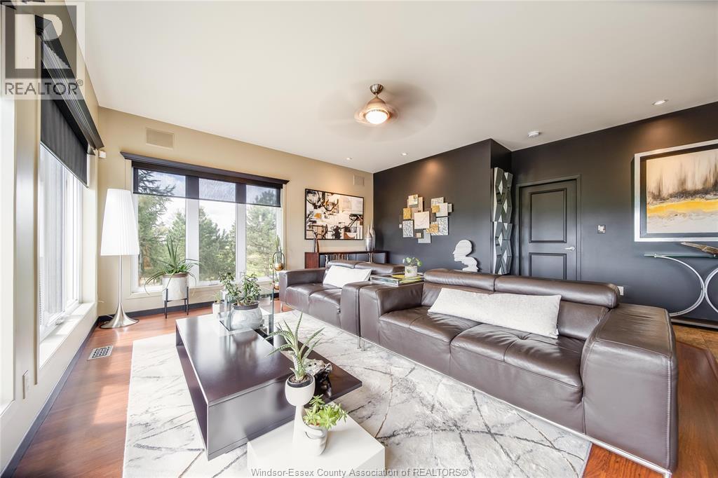 914 Lakeshore Road 101, Maidstone, ON - Indoor Photo Showing Living Room