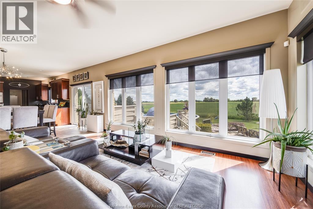 914 Lakeshore Road 101, Maidstone, ON - Indoor Photo Showing Living Room
