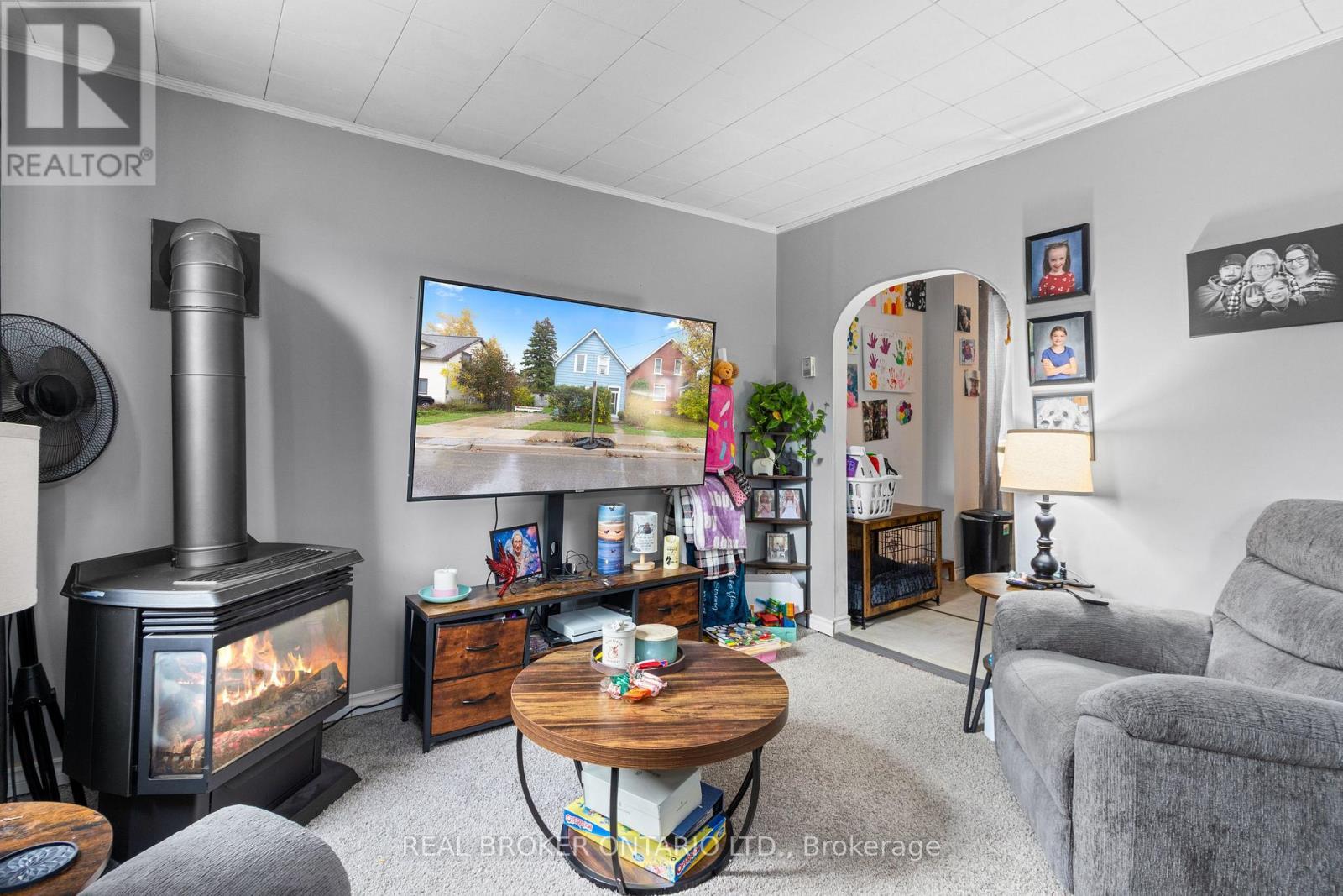 1323 2Nd Avenue W, Owen Sound, ON - Indoor Photo Showing Living Room With Fireplace