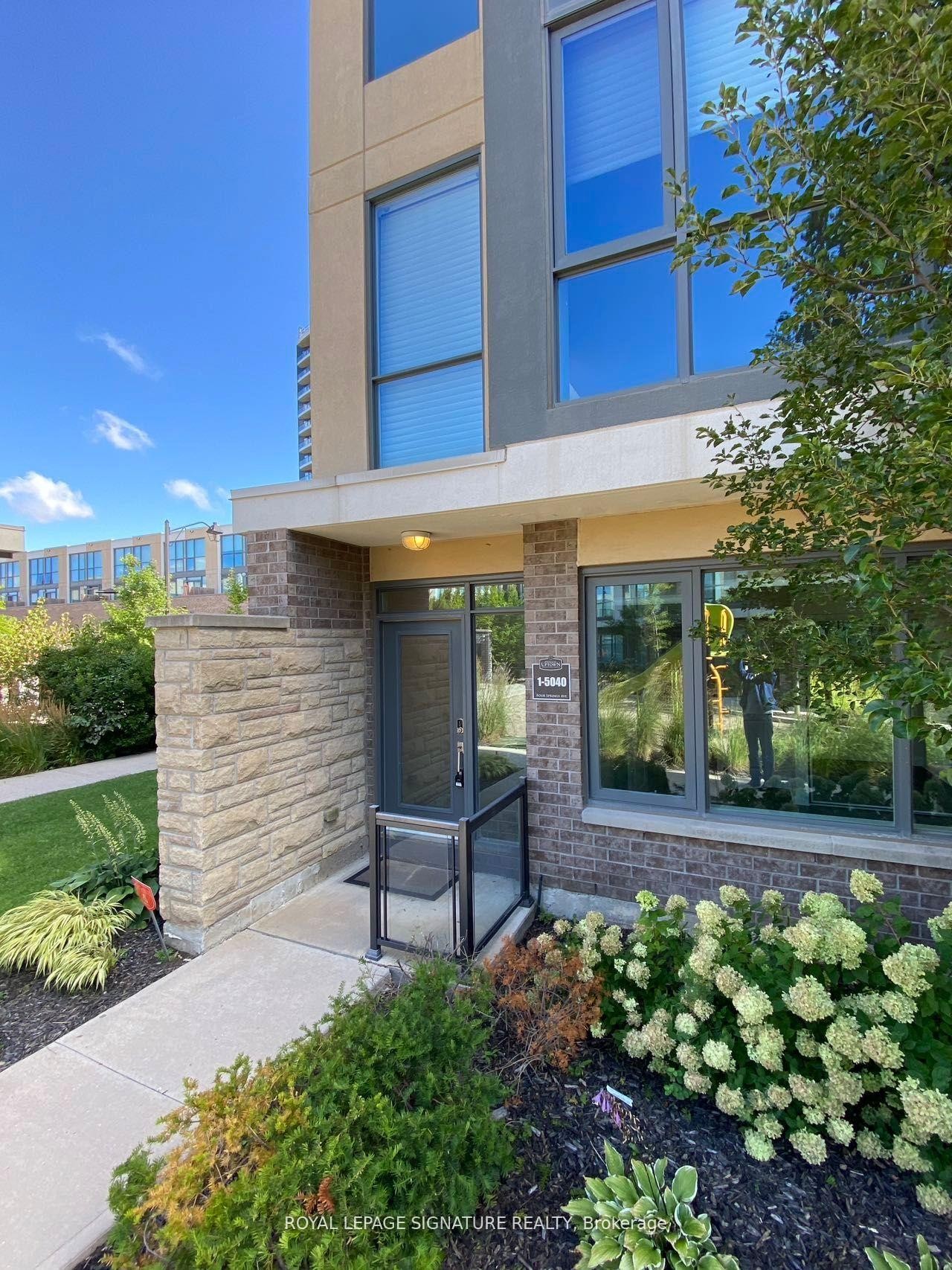 1-5040 Four Springs Avenue, Mississauga, ON - Outdoor