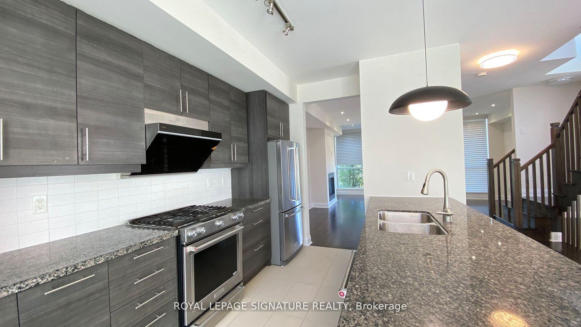 1-5040 Four Springs Avenue, Mississauga, ON - Indoor Photo Showing Kitchen With Double Sink With Upgraded Kitchen