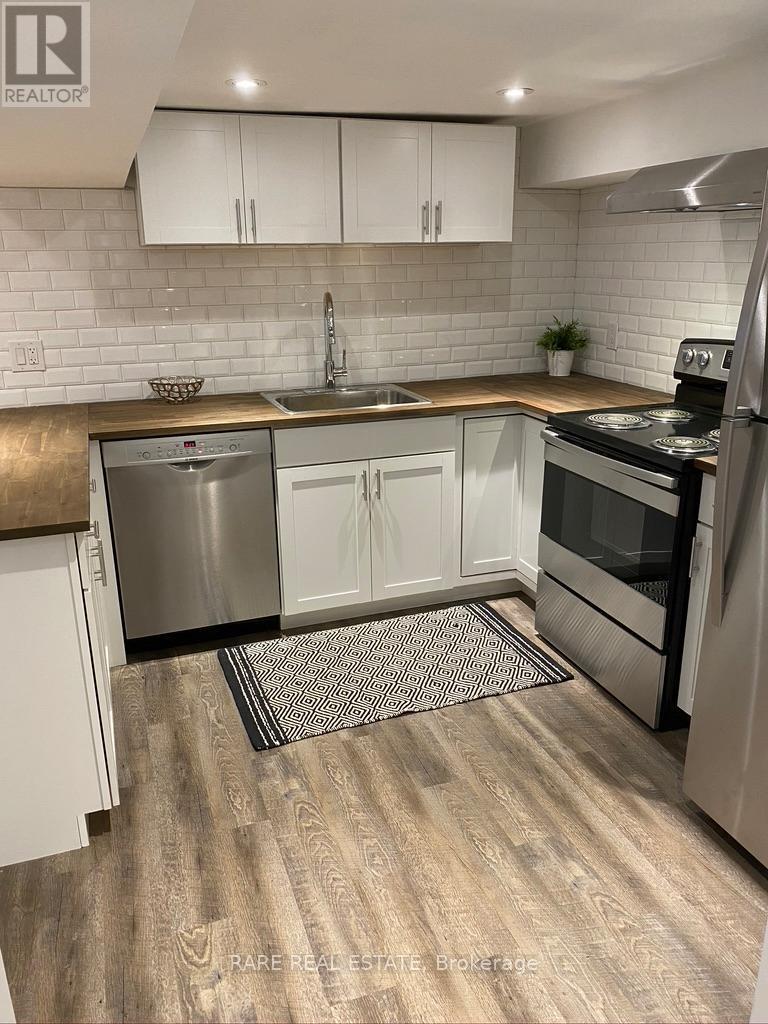 2491 Gerrard Street E, Toronto, ON - Indoor Photo Showing Kitchen