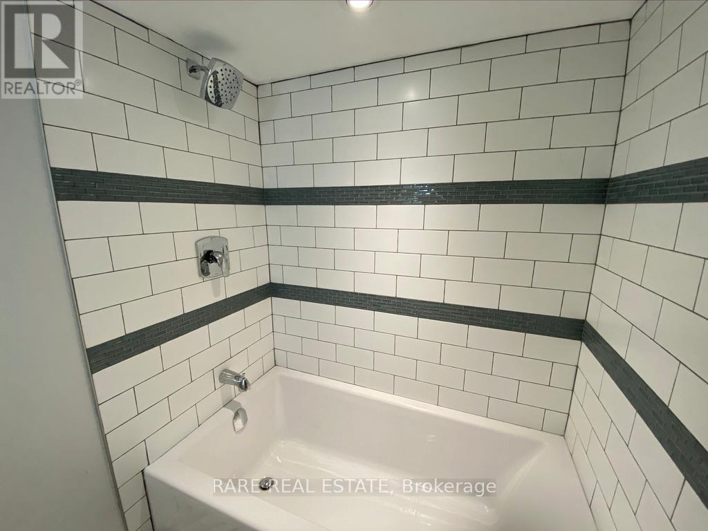 2491 Gerrard Street E, Toronto, ON - Indoor Photo Showing Bathroom