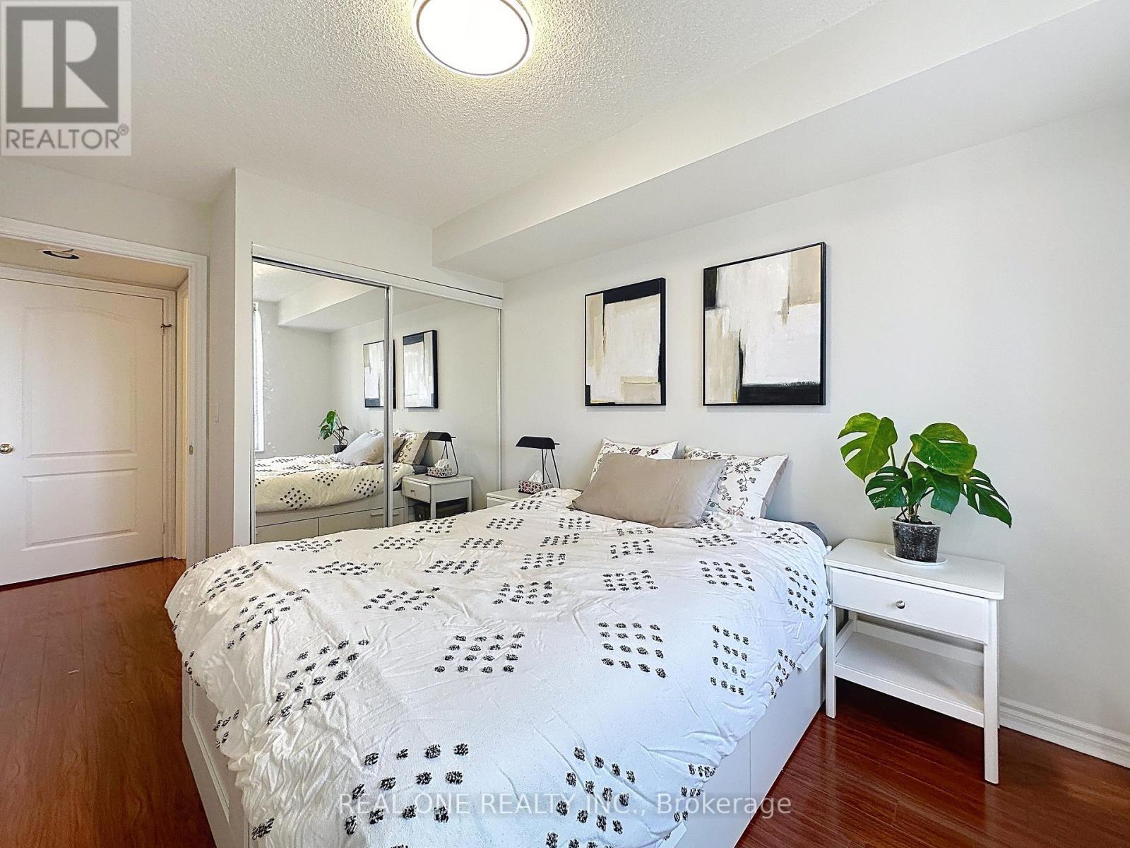 1708 - 18 Sommerset Way, Toronto, ON - Indoor Photo Showing Bedroom