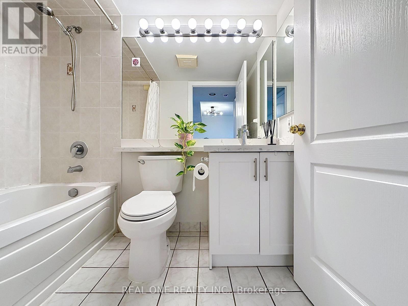 1708 - 18 Sommerset Way, Toronto, ON - Indoor Photo Showing Bathroom