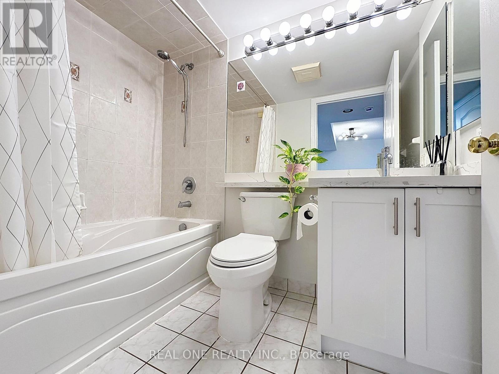 1708 - 18 Sommerset Way, Toronto, ON - Indoor Photo Showing Bathroom