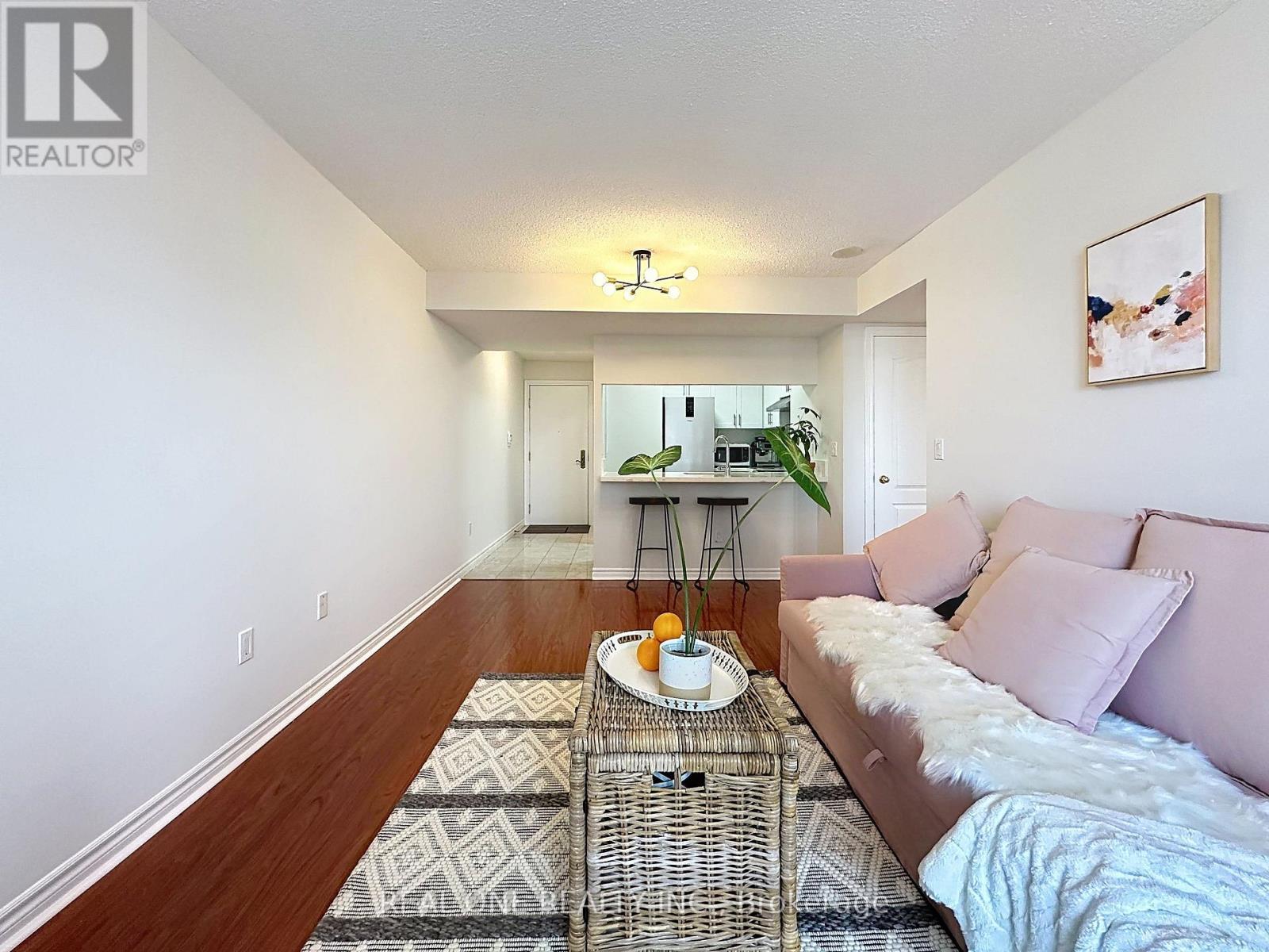 1708 - 18 Sommerset Way, Toronto, ON - Indoor Photo Showing Living Room