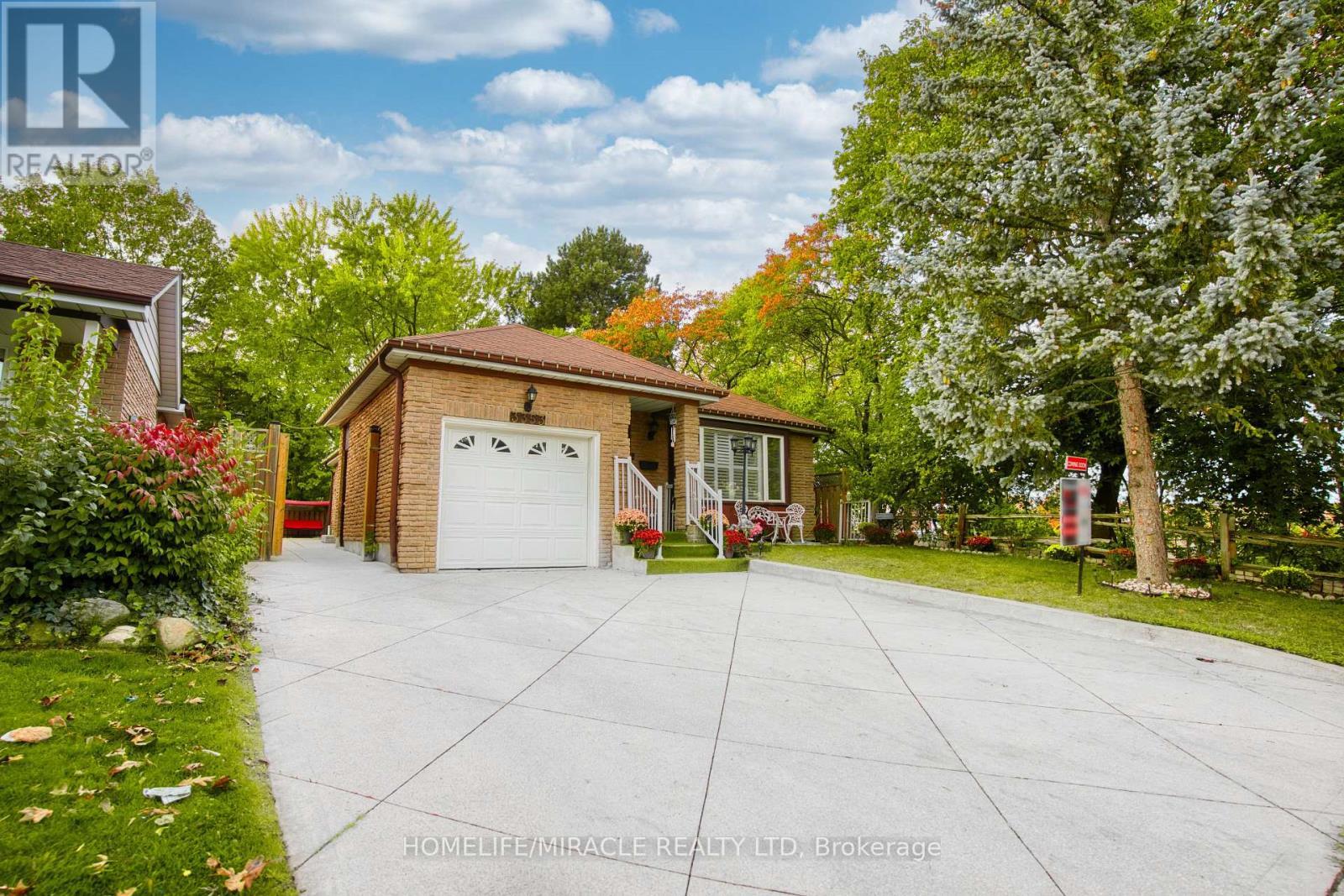 3353 Martins Pine Crescent, Mississauga, ON - Outdoor