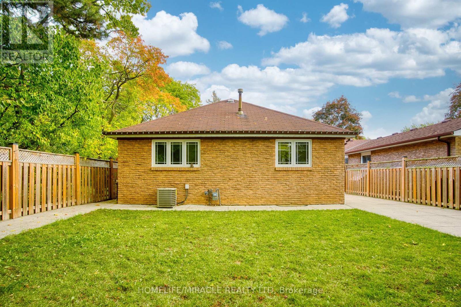 3353 Martins Pine Crescent, Mississauga, ON - Outdoor