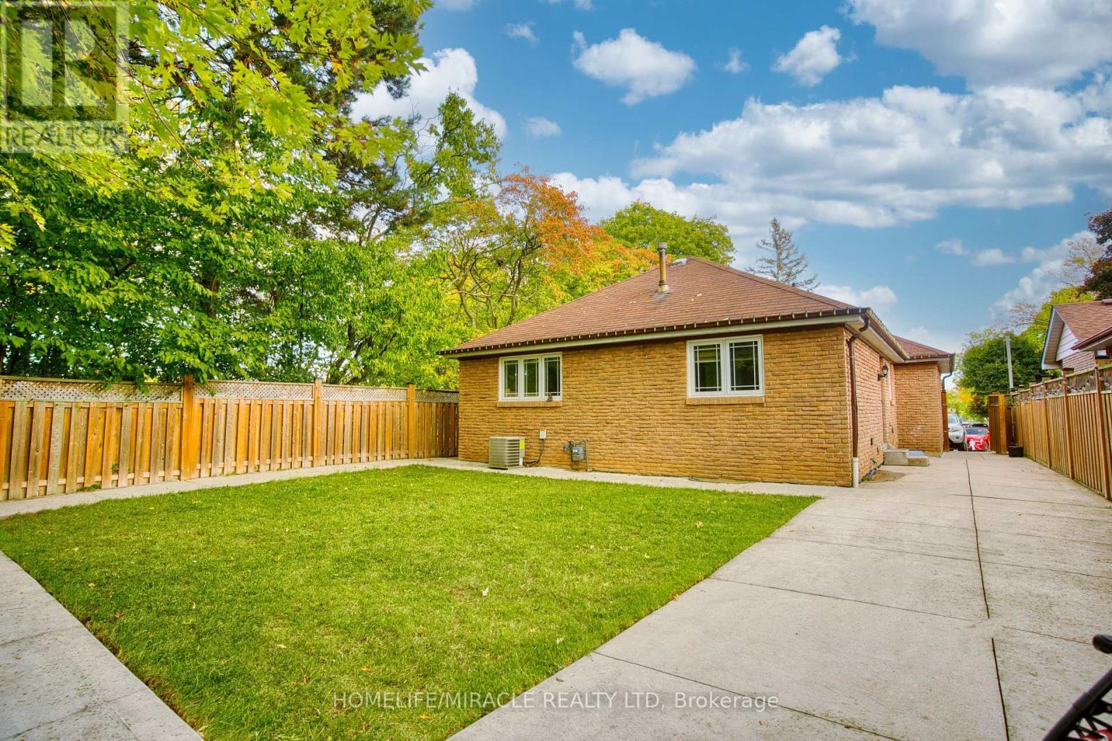 3353 Martins Pine Crescent, Mississauga, ON - Outdoor