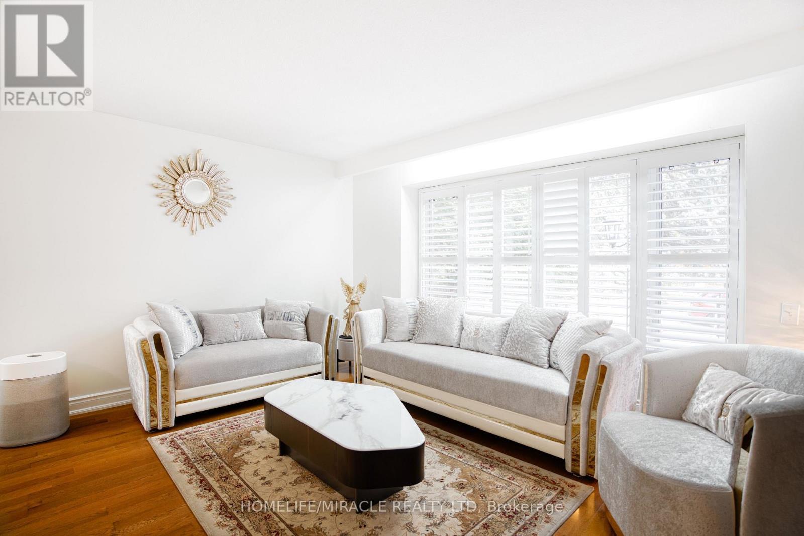 3353 Martins Pine Crescent, Mississauga, ON - Indoor Photo Showing Living Room